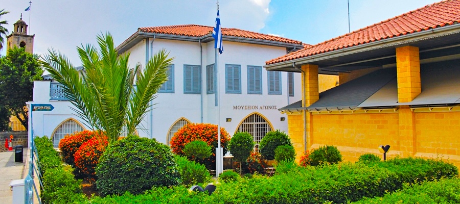 Δίπλα στην Αρχιεπισκοπή, το Μουσείο Αγώνος στέκει ως κιβωτός της ιστορίας των Ελλήνων της Κύπρου. 🇬🇷

Iερά κειμήλια ζωντανεύουν τον Ενωτικό Αγώνα 1955-59 και θυμίζουν πως η ελληνική ψυχή αυτού του τόπου δεν έπαψε ποτέ να διεκδικεί ελευθερία και αξιοπρέπεια. 

#Cyprus | #Greeks