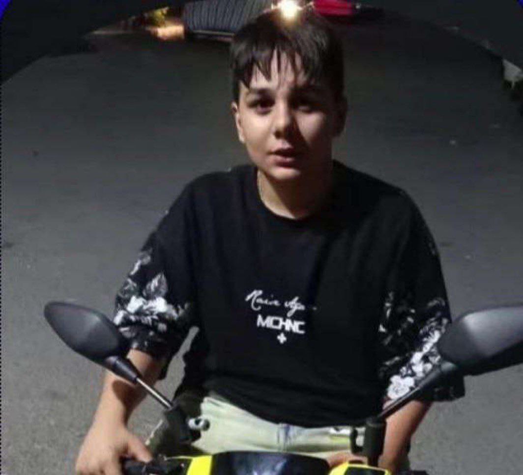 #MohammadHosseinShokri is a 16 years old child laborer. A teenager who should be in school, not facing fear and injustice.
#StopExecutionsInIran
محمدحسین شکری، ۱۶ ساله، در نازی آباد تهران بلال فروشی میکرده و کودک کار بوده. در جریان اعتراضات دستگیر شده با خطر جدی اعدام روبه‌ست❗