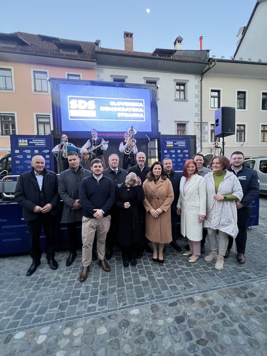 strankaSDS's tweet photo. Danes se je v Škofji Loki predstavil del zmagovalne ekipe. 
Predstavili so se kandidati 1. volilne enote:
Jesenice: Zdravko Počivalšek @PocivalsekZ  Radovljica I: Blaž Ažman @AzmanBlaz  Radovljica II: Nejc Vobovnik @NejcVobovnik  Kranj I: Monika Gregorčič @mgregorcic  Kranj II: Andreja Trilar @TrilarAndreja  Kranj III: Andrej Kosec @AndrejKosec  Tržič: Lucija Zalokar @ZalokarLucija  Škofja Loka I: Andrej Hoivik @andrejhoivik  Škofja Loka II: Žan Mahnič @ZanMahnic  Kamnik: Nežka Poljanšek @PoljansekNezka  Idrija: Andrej Poglajen @poglajen 
🇸🇮 Na te volitve gremo zato, da zmagamo! 🇸🇮