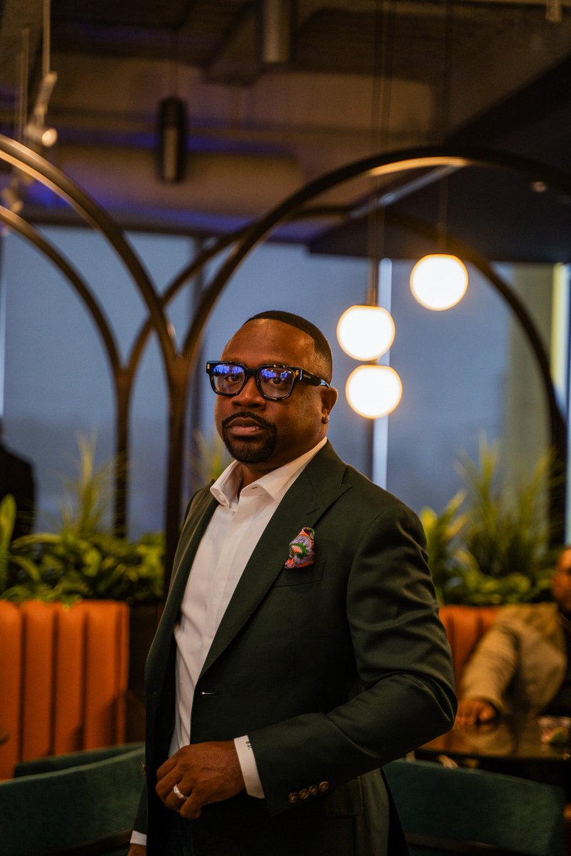 Aaron_Shields15's tweet photo. “Tailored threads. Solid circle. Timeless moments.”

📍@overlookcolumbus 
📍Columbus, Ohio

#MensStyle #GroomsmenStyle 
#ColumbusPhotographer #FormalVibes 
#BrotherhoodMoments https://t.co/SEaIWjNJVV