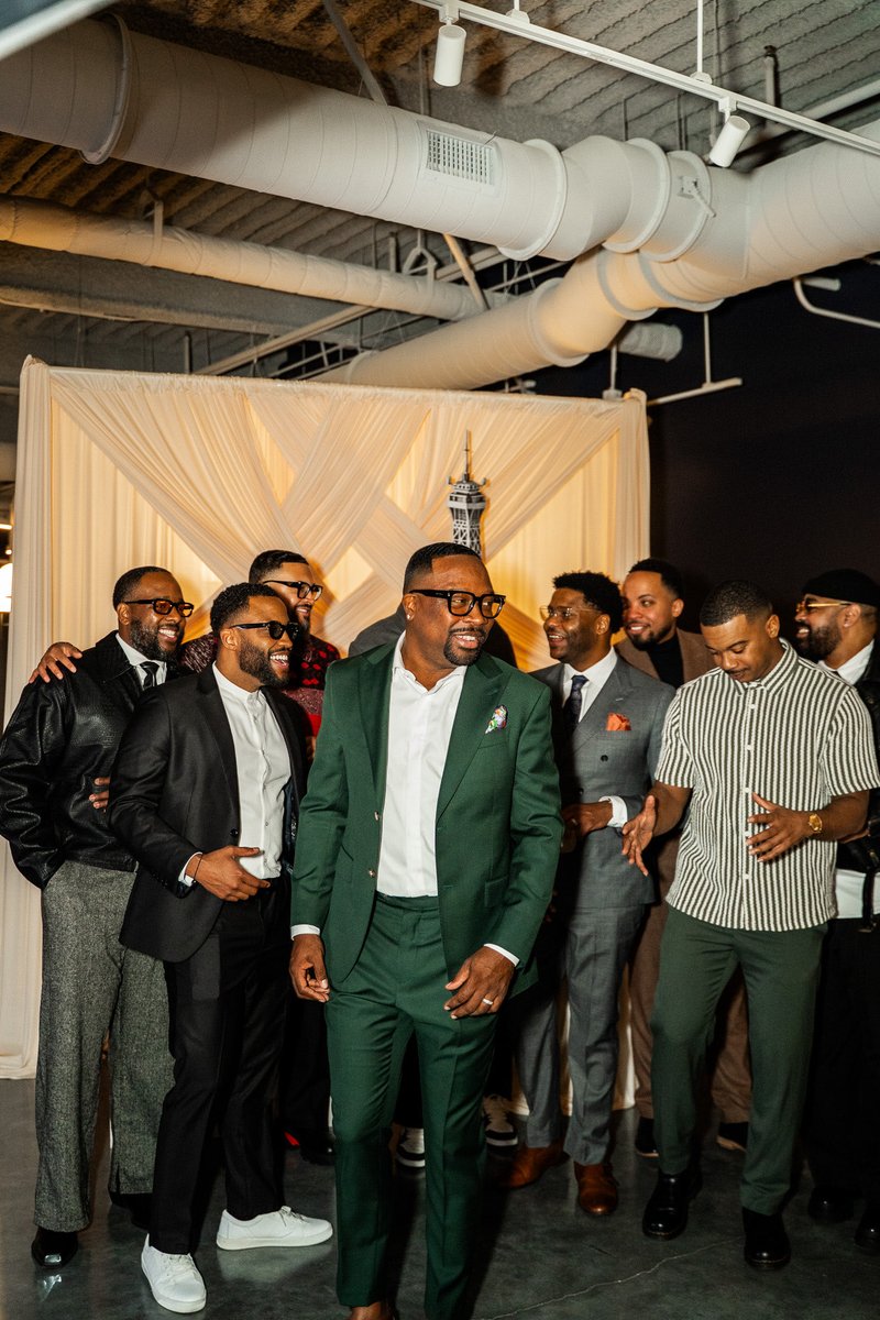 Aaron_Shields15's tweet photo. “Tailored threads. Solid circle. Timeless moments.”

📍@overlookcolumbus 
📍Columbus, Ohio

#MensStyle #GroomsmenStyle 
#ColumbusPhotographer #FormalVibes 
#BrotherhoodMoments https://t.co/SEaIWjNJVV