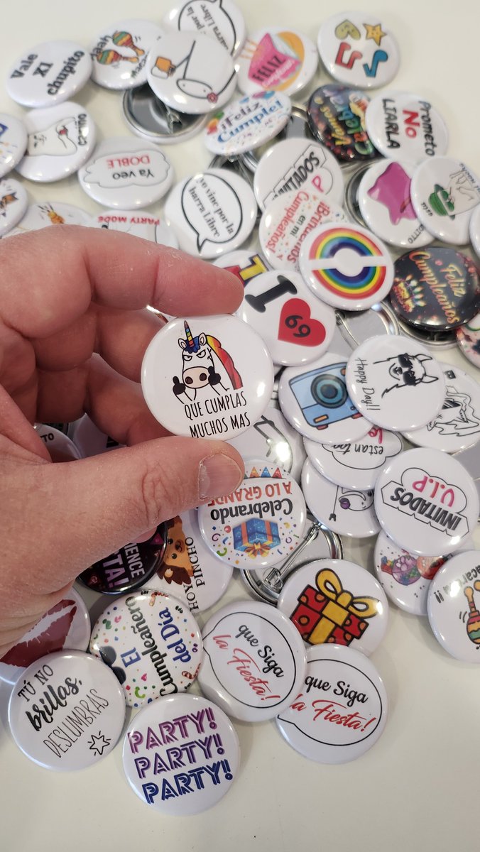 uvimark's tweet photo. https://t.co/Gc2Q2uYId9

📷📷 ¡Haz que tu cumple sea inolvidable con nuestros PACKS DE CHAPAS PERSONALIZADAS! 📷📷

Perfectas para:
📷 Souvenirs
📷 Mesas dulces
📷 Fotos divertidas
📷 Identificar invitados y echar unas risas...
📷 Envíos a todo el país
📷 Escribinos por DM
#Cumpleaños #ChapasPersonalizadas #Souvenirs #FiestaInfantil #CumpleTemático