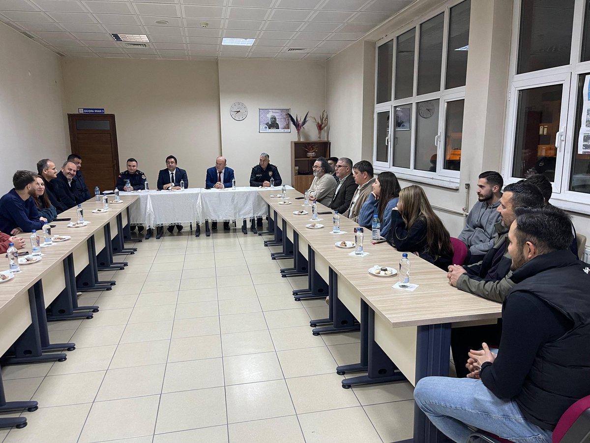 Uzunköprü Öğrenci Yurdumuzda, İlçe Kaymakamı Muammer Köken ve ilçe protokolü öğrencilerimizle iftar programında bir araya geldi.
İftarın ardından öğrencilerimizle çay eşliğinde sohbet edilerek hasbihalde bulunuldu.