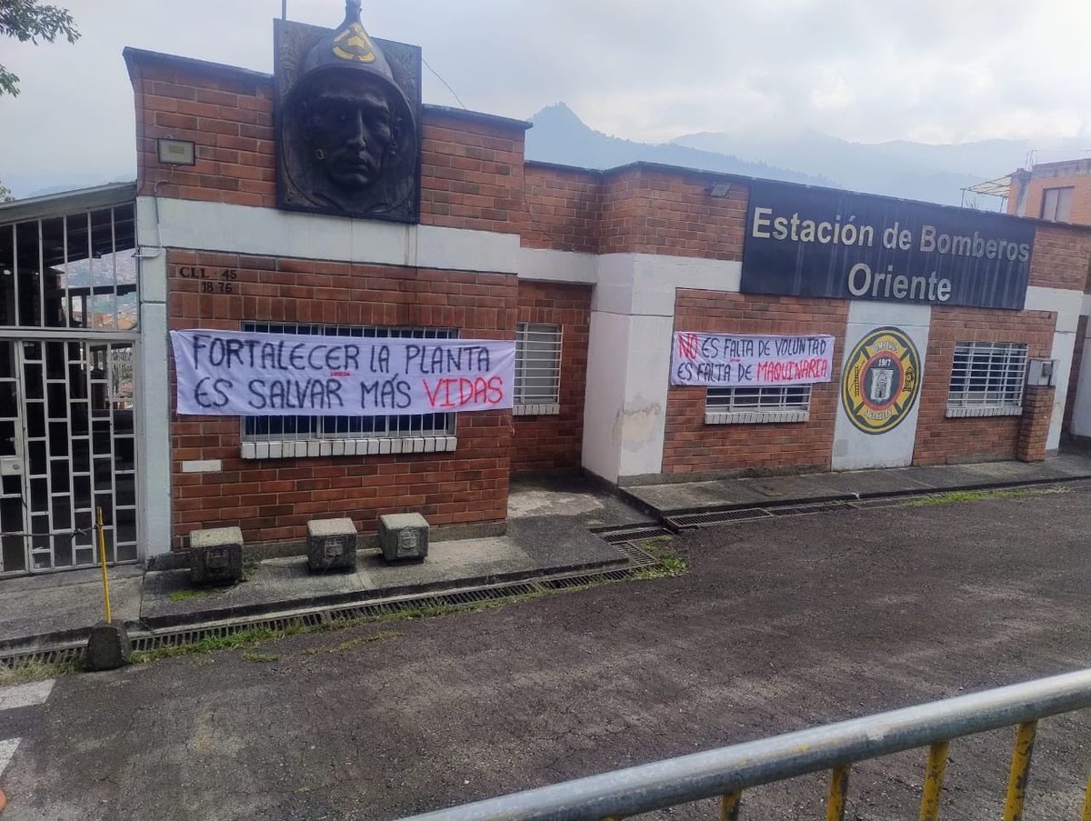 Se desarrolla en este momento propuesta pacífica por parte del cuerpo de Bomberos de Medellín.

Señor <a href="/FicoGutierrez/">Fico Gutiérrez</a> ¿Dónde está la plata aprobada en el <a href="/ConcejoMedellin/">Concejo de Medellín</a> para fortalecimiento del cuerpo de Bomberos?