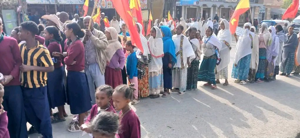 Tigrai_TV's tweet photo. قال سكان مدينة عدي قودم إن قرار المجلس الاتحادي #الإثيوبي غير دستوري ويجب تصحيحه فوراً، مؤكدين أن استمرار مثل هذه القرارات يمثل انتهاكاً صارخاً للدستور.  

ودعا السكان الحكومة #الإثيوبية إلى وقف هذه الانتهاكات عبر مؤسساتها، والالتزام بتنفيذ اتفاقية بريتوريا للسلام، وإعادة السيادة إلى شعب #تيغراي المهجّر.