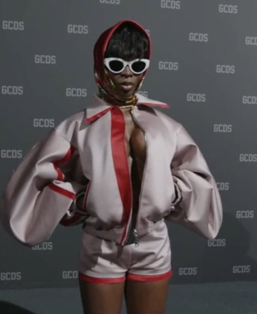 the way the girls are sitting 🤏🏾

OLANDRIA GCDS SS26 #OlandriaxGCDS