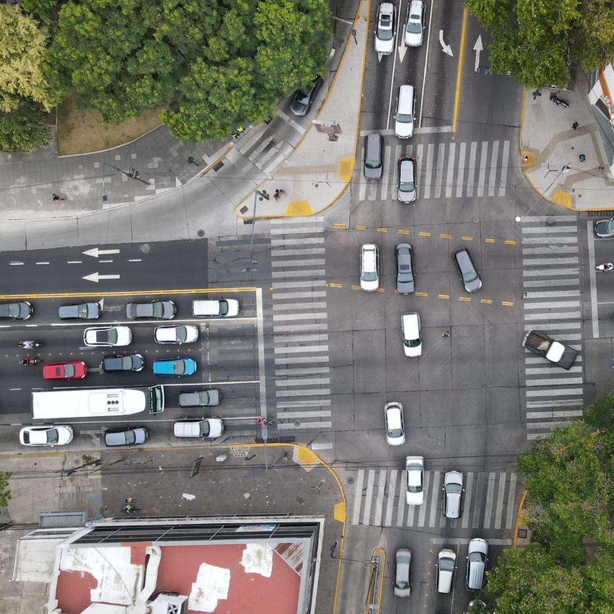 AHORA EL TRÁNSITO ES MÁS FLUIDO EN EN CENTENARIO / SANTA FE Y MÁRQUEZ
<a href="/SanIsidroGob/">San Isidro</a> finalizó los trabajos en la concurrida interseccion de las avenidas Santa Fe, Centenario y Márquez, San Isidro, que amplió de 8 a 12 o 14 vehiculos por ciclo.
Saber mas en bit.ly/PortalUNO