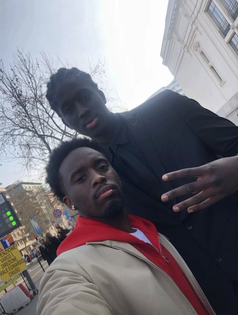 SlatDontMiss's tweet photo. Kai Cenat took a flic with a fan in Milan, Italy 👀 https://t.co/qLqIJS1djF