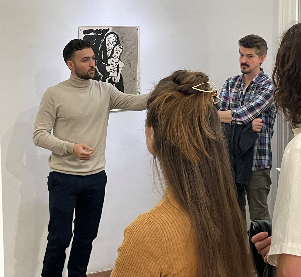 josedelamano's tweet photo. Ayer recibimos al grupo de los #ArcoGalleryWalks y nuestra galería, con la expo recién inaugurada del artista Manuel Calvo, marcaba el inicio del recorrido por el #BarriodelasLetras
Gracias como siempre a @FeriaArco por la iniciativa y a
@una_mas_una por su profesionalidad https://t.co/ZB2akxqUTs
