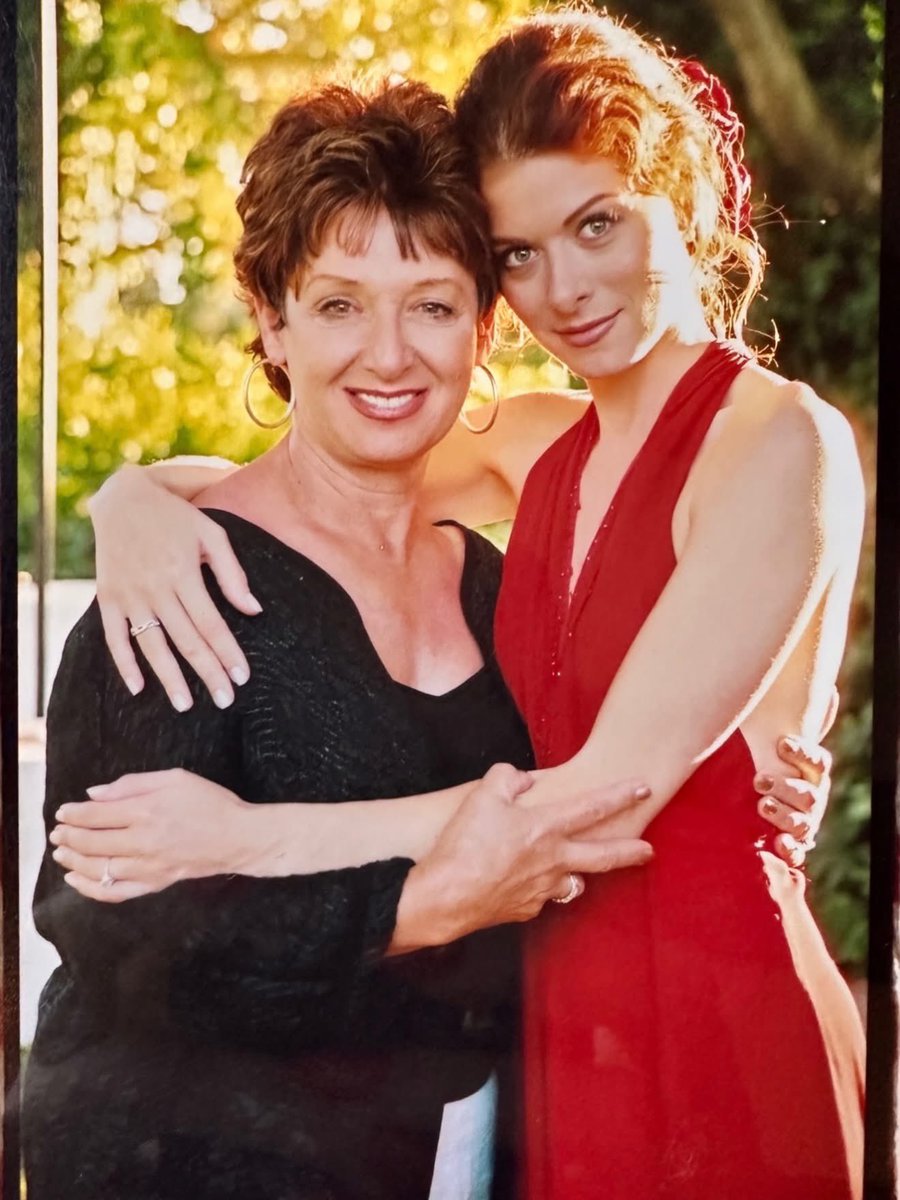 Debra Messing tweet media