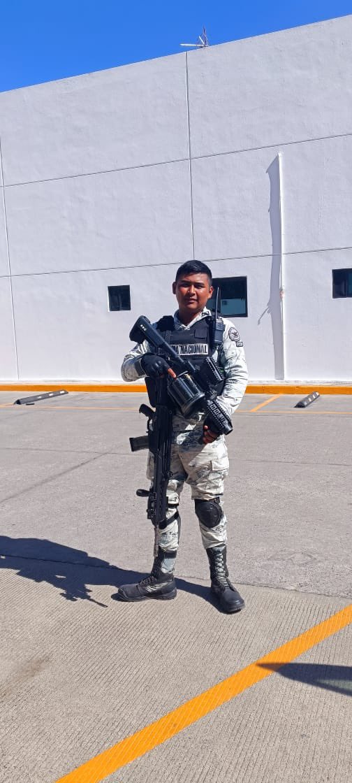 BeckyReynoso's tweet photo. Una madre que no quiere enterrar dudas 

Irving Alexis, elemento de la Guardia Nacional de 23 años, murió tras los hechos violentos en Jalisco.

Su madre fue presionada por personal de la Guardia Naciobal para que aceptara que el único cuerpo que queda en el Instituto de Ciencias Forenses es el de su hijo,  el cuerpo está calcinado y aún espera confirmación por ADN.

Esta madre  exige algo básico: saber realmente es su hijo.

No presiona por tiempos
No pide privilegios
Solo quiere certeza
