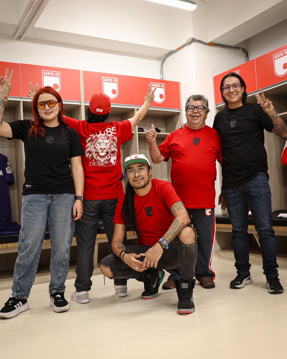 CasaCardenal's tweet photo. ¡Festeja #Los85DelLeón 🦁 con la camiseta conmemorativa - 𝐄𝐝𝐢𝐜𝐢𝐨́𝐧 𝐥𝐢𝐦𝐢𝐭𝐚𝐝𝐚 ⏳!

Disponible en color rojo y negro 🇮🇩 Adquiérela en la Casa Cardenal Sede Principal y Sede El Campín. 

También puedes comprarla online 📲 https://t.co/hRh9NWtJZl https://t.co/jgJ3RXg4fc