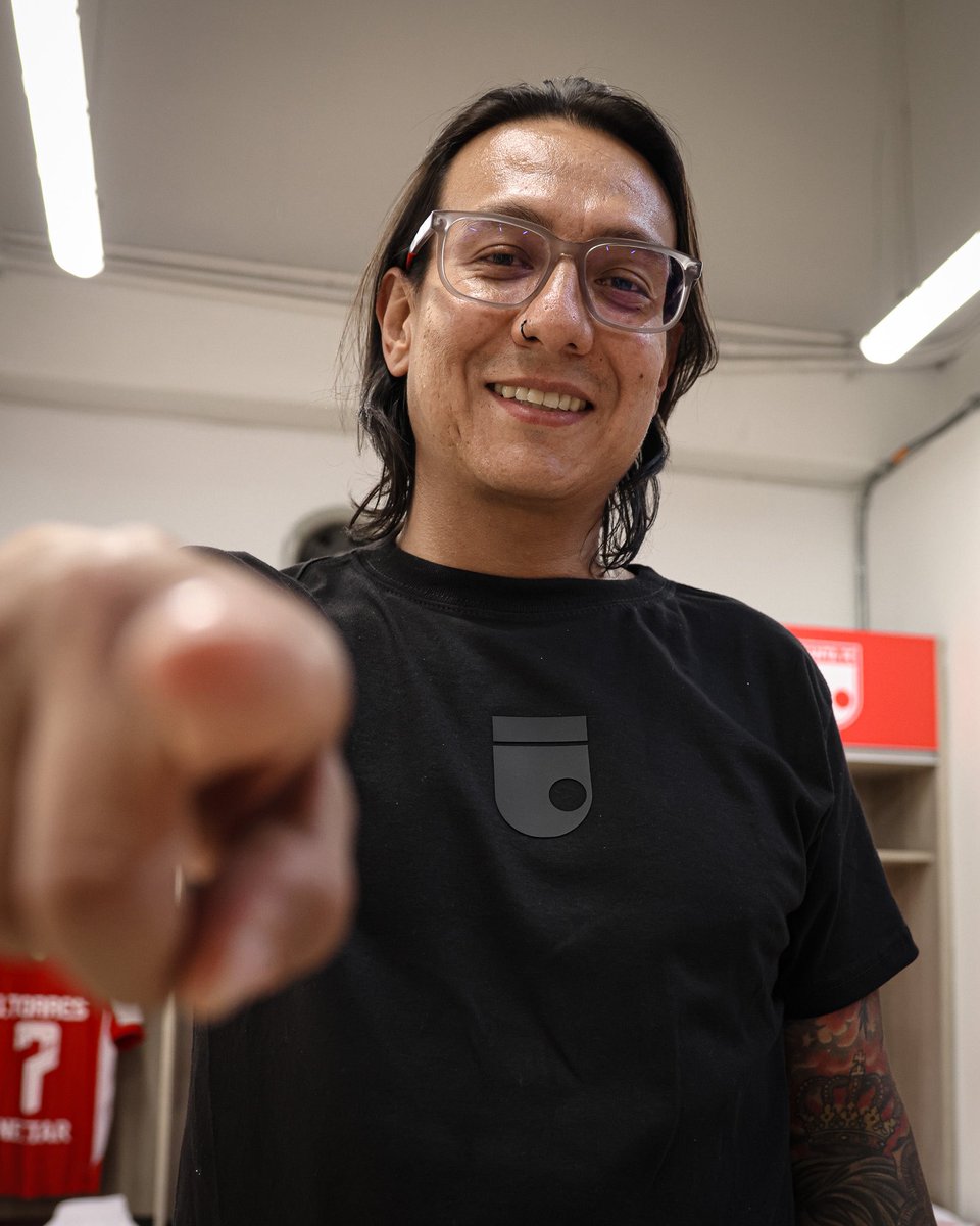 CasaCardenal's tweet photo. ¡Festeja #Los85DelLeón 🦁 con la camiseta conmemorativa - 𝐄𝐝𝐢𝐜𝐢𝐨́𝐧 𝐥𝐢𝐦𝐢𝐭𝐚𝐝𝐚 ⏳!

Disponible en color rojo y negro 🇮🇩 Adquiérela en la Casa Cardenal Sede Principal y Sede El Campín. 

También puedes comprarla online 📲 https://t.co/hRh9NWtJZl https://t.co/jgJ3RXg4fc