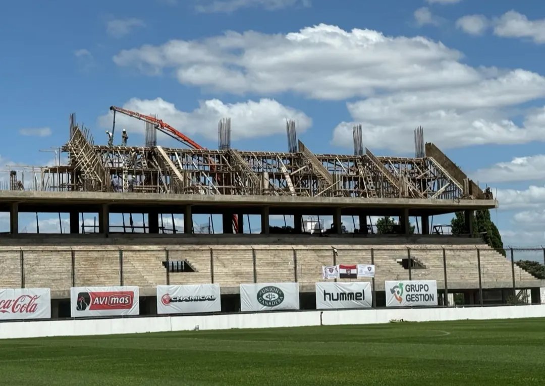 YOSOYCAMPEON69's tweet photo. Que el 2027 nos encuentre a todos estrenando la tribuna en Primera, 

Aguante Chaca 🇾🇪 https://t.co/JKP8IsDbcv