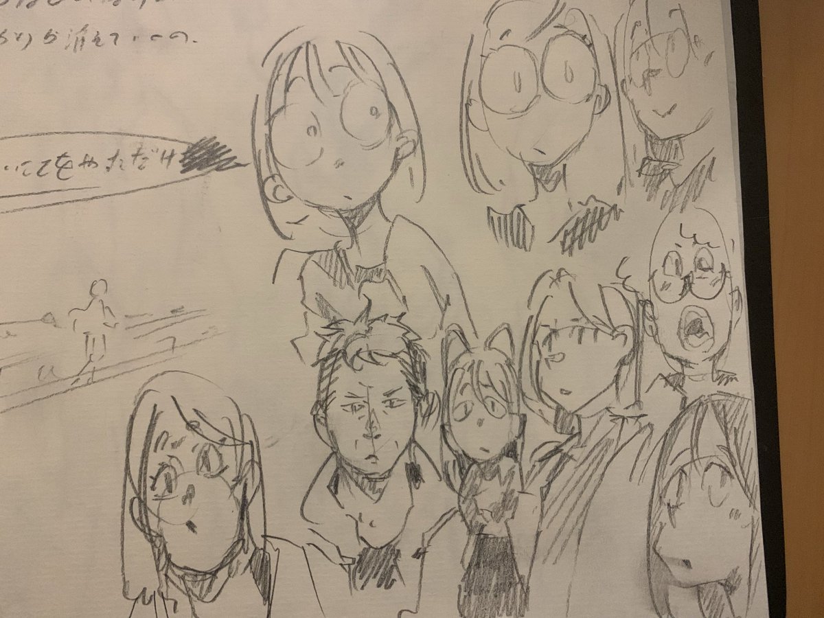 お腹痛いから映画見ながらクロッキーしてる 