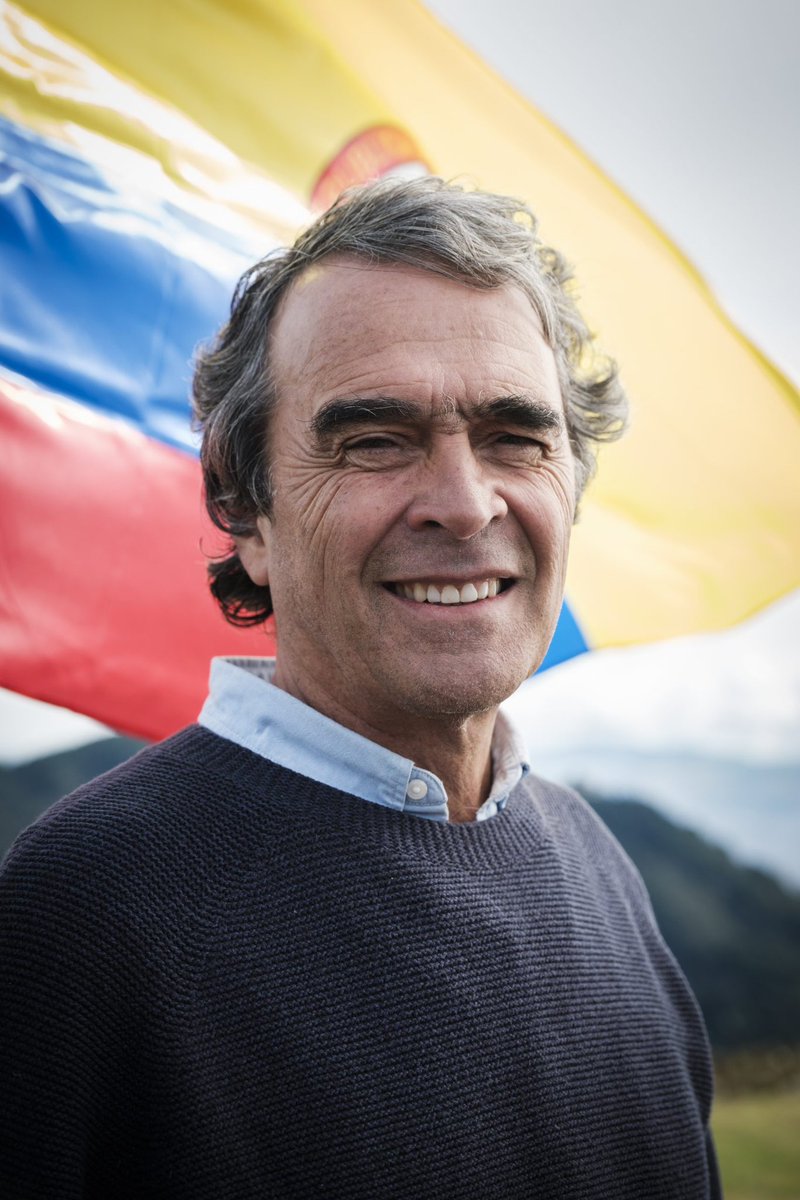 alvarogonzalezu's tweet photo. Muchos piensan votar por Abelardo por miedo a Cepeda.
Muchos piensan votar por Cepeda por miedo a Abelardo. 

No, no votes con  miedo, vota libre y auténtico, vota por un candidato para que gane ese mismo candidato, vota por @sergio_fajardo 
#AdelanteConFajardo https://t.co/03lvi45y95