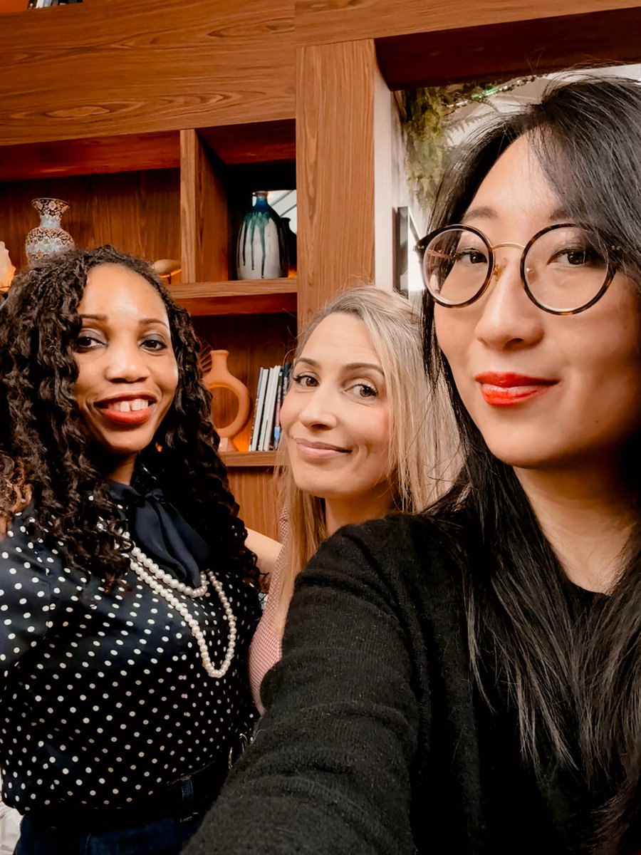 Magelya777's tweet photo. Quand des femmes de droite se rencontrent , ça donne des rires , des débats . Des opinions qui se rejoignent et d’autres différentes , mais au final le même amour de la France 🇫🇷🇫🇷🇫🇷 @Loreine_LAD @NdongEurydice https://t.co/mVYi38N8kL