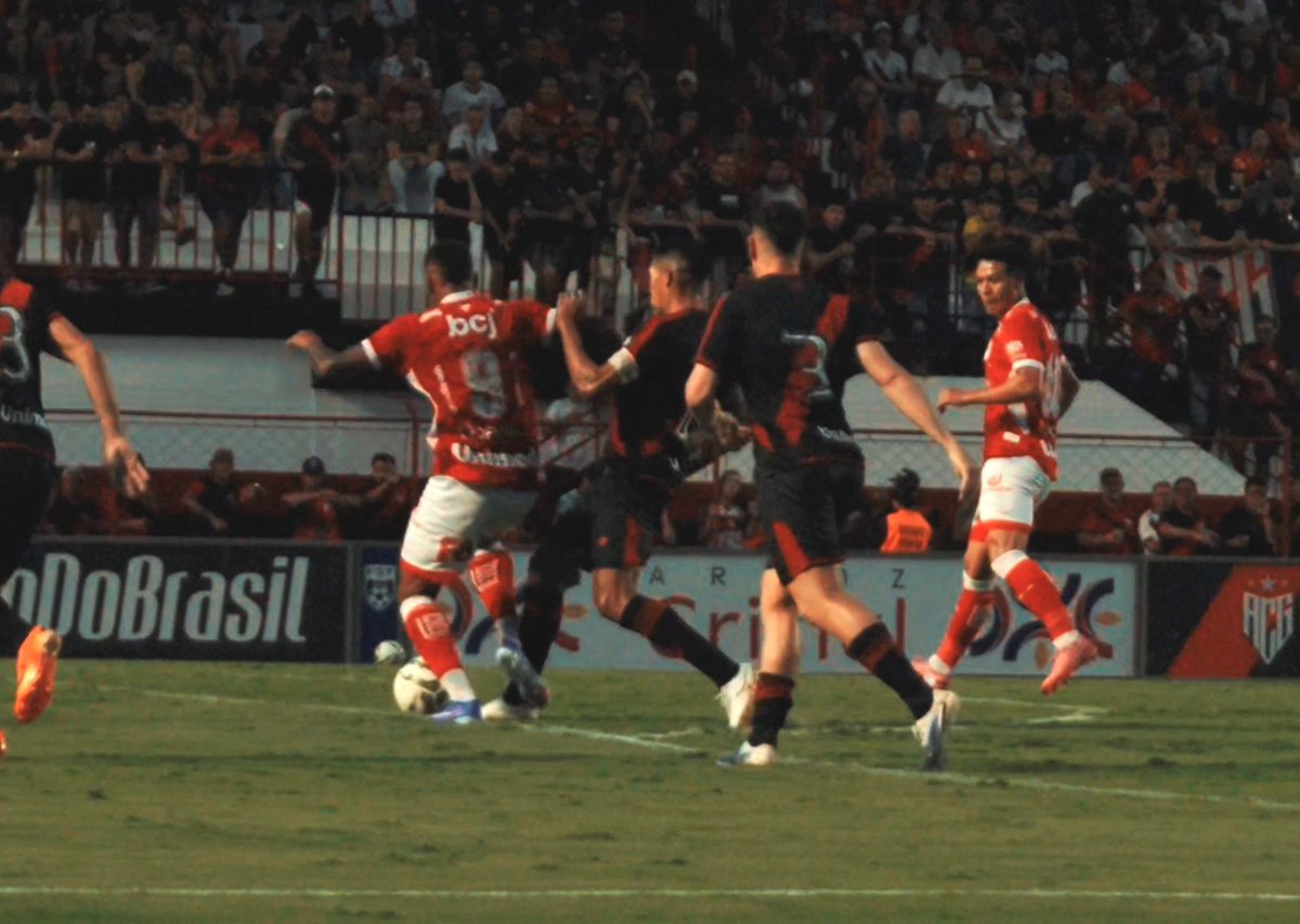 1BertoColorado's tweet photo. Eis que aparecem mais imagens. Ora ora.... Pelo menos o pai da atleticana aposentou. https://t.co/qAQVYmGkme