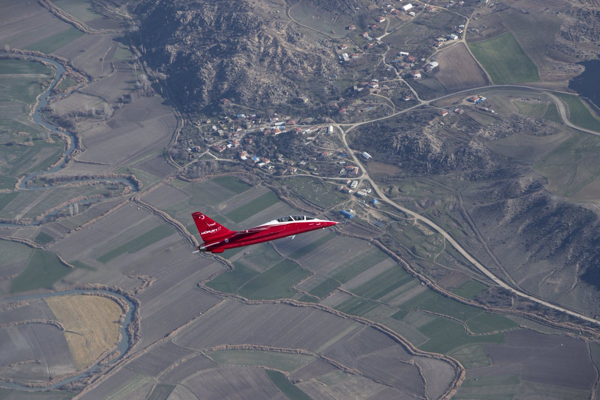 TurkishCentury's tweet image. RESPECT ✈️ ― This photo of the #Hürjet that was taken over the village of #Dümrek in #Eskişehir was gifted by #TUSAS to the villagers. 🇹🇷