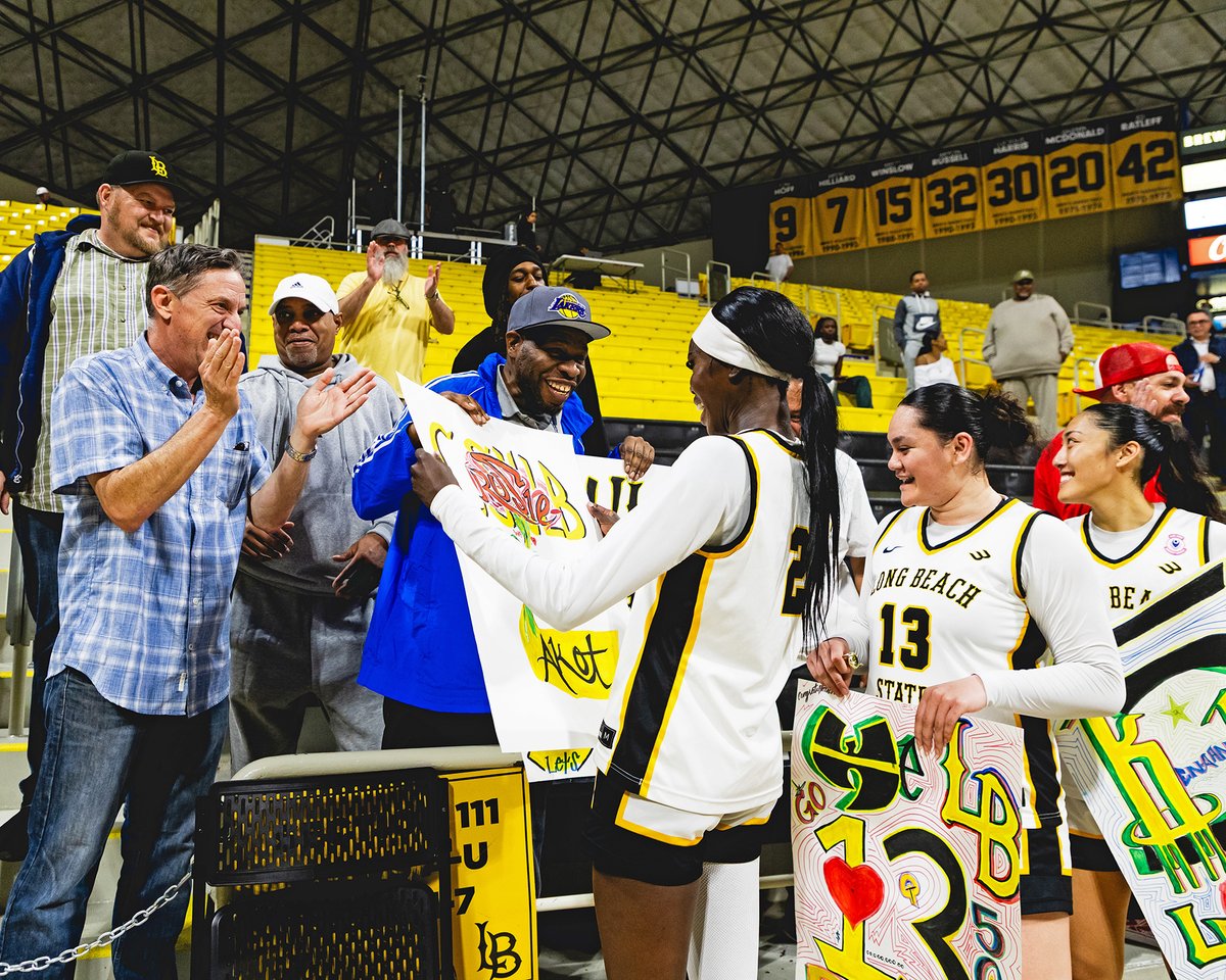 LBSUWBB's tweet photo. Time well spent after the final buzzer, postgame moments with the best fans 🫶😄 

#GoBeach | #LongBeachBuilt https://t.co/5V8u6TUVd7