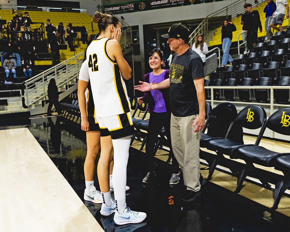 LBSUWBB's tweet photo. Time well spent after the final buzzer, postgame moments with the best fans 🫶😄 

#GoBeach | #LongBeachBuilt https://t.co/5V8u6TUVd7