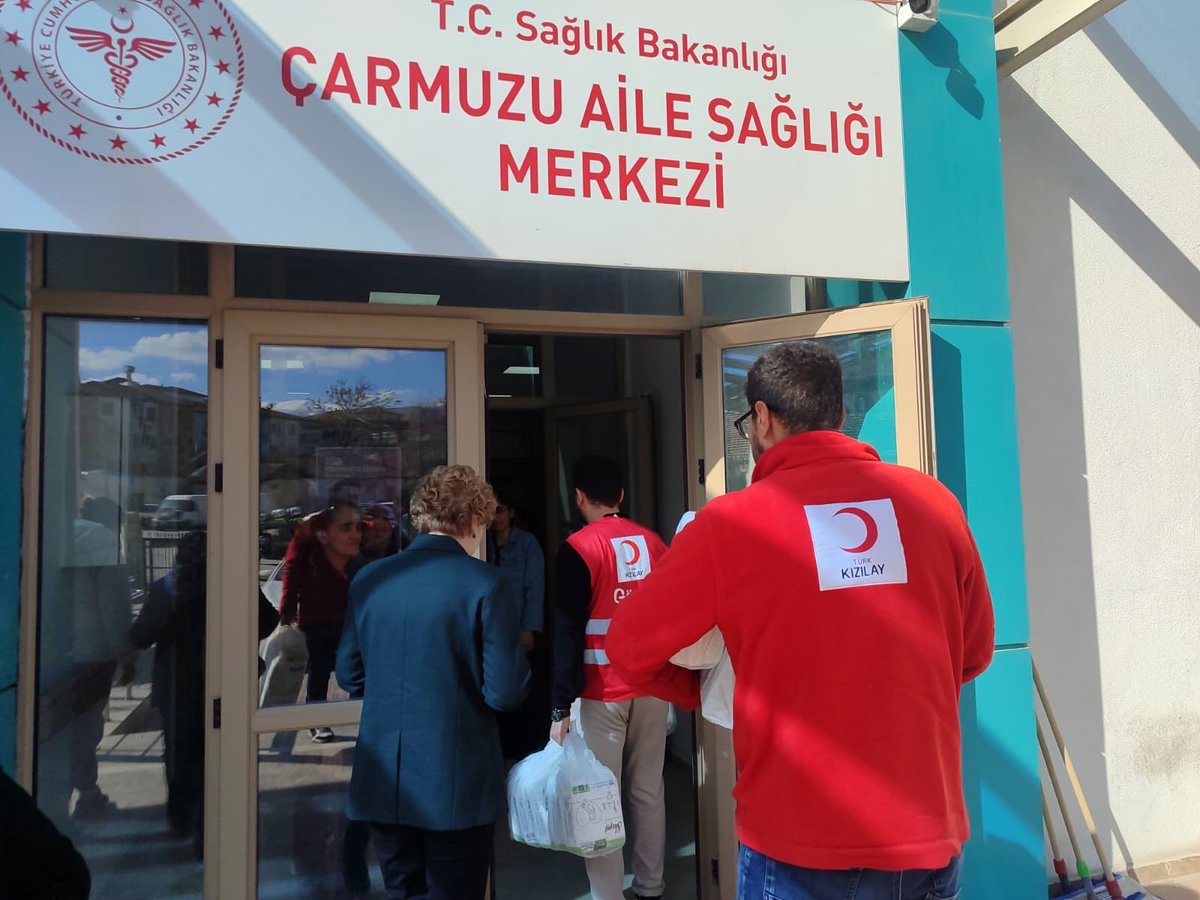 YeslyrtKizilay's tweet photo. Bizler gönüllere dokunmak için her zaman, her yerdeyiz..🌙
#herdaimiyilik 
 #YanıBaşındayız https://t.co/OAJVXXJxIz