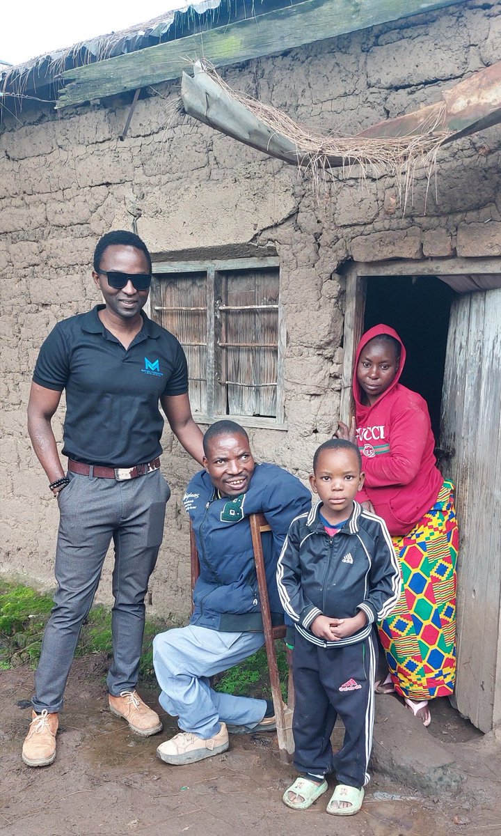 M_Mafuru's tweet photo. Mnaikumbuka Familia ya Baraka, ana familia ya watoto wawili na mke Mmoja, hali ya Baraka ni ya ulemavu hawezi kufanya kazi ngumu, maisha yake yanamtegemea mke wake ili aweze kuishi ila kunamna tutamsaidia huko mbeleni, leo nimemleta kwenu na jambo jingine. https://t.co/0vDHru4ttl