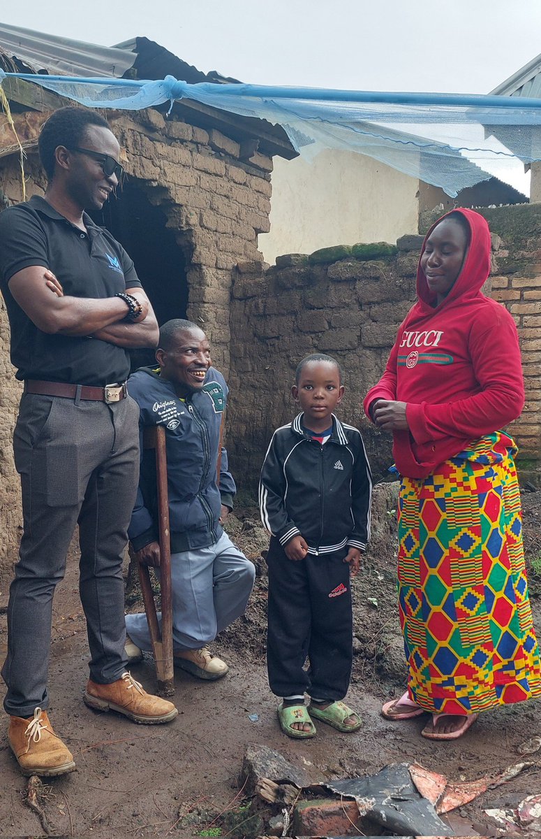 Mnaikumbuka Familia ya Baraka, ana familia ya watoto wawili na mke Mmoja, hali ya Baraka ni ya ulemavu hawezi kufanya kazi ngumu, maisha yake yanamtegemea mke wake ili aweze kuishi ila kunamna tutamsaidia huko mbeleni, leo nimemleta kwenu na jambo jingine.