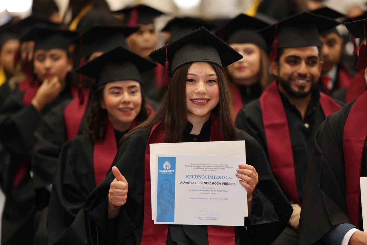 El Mtro. Alberto Diosdado, Director General del #SABES, acompañado del Lic. José Luis Oliveros Usabiaga, Presidente Municipal de Apaseo el Grande, así como representantes de Toyota, autoridades municipales y educativas encabezaron la Ceremonia de Graduación 2022–2025 de la