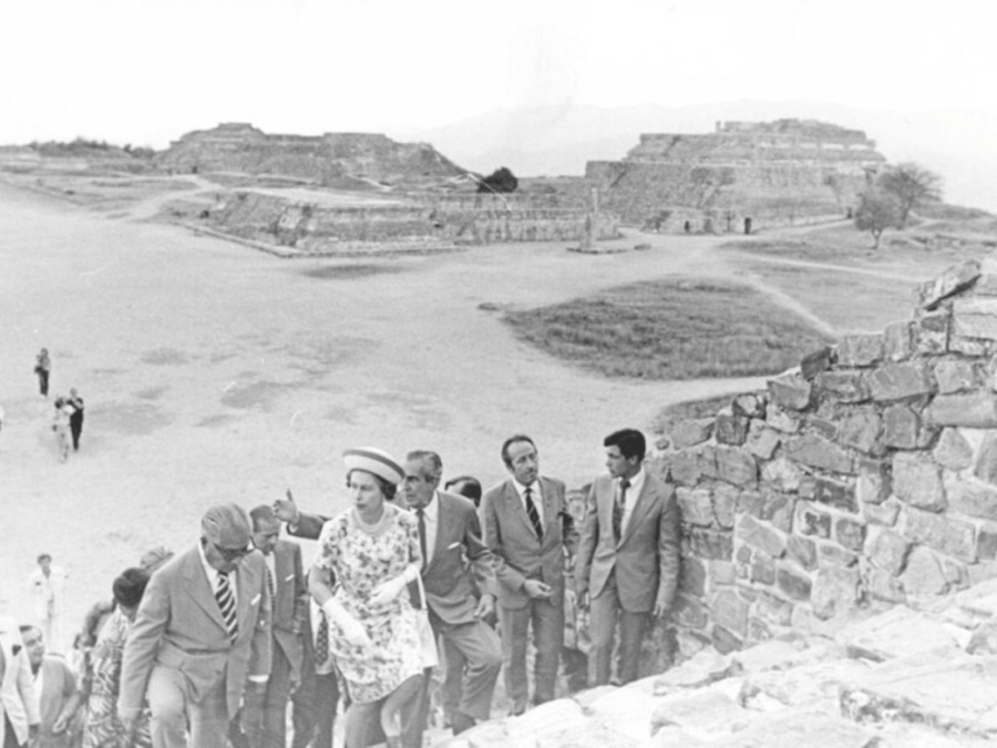 La reina Isabel de visita en Uxmal - 1975 (27feb).
#Yucatán