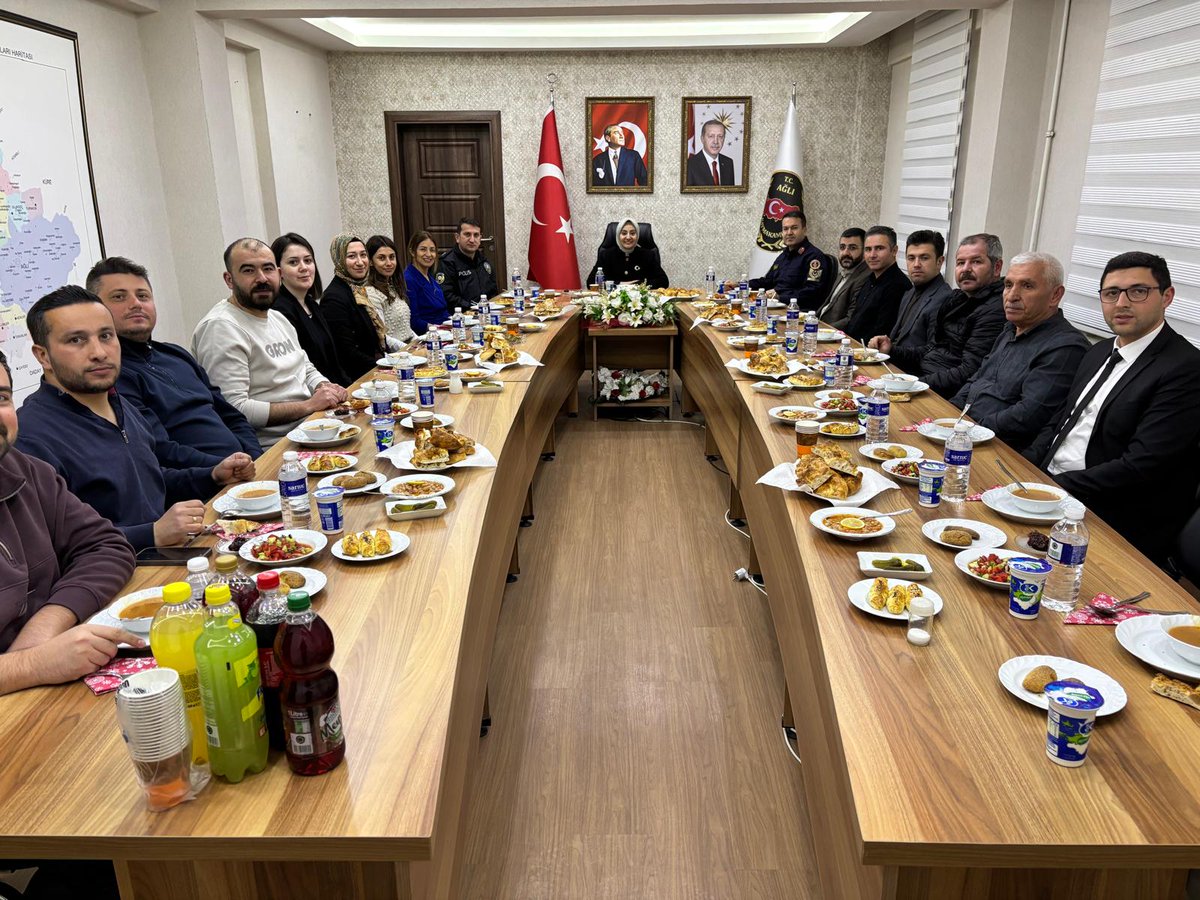 📌Kaymakamımız  Sn.Büşra ÇELEBİ ,Ramazan ayının bereketini ve huzurunu mesai arkadaşlarımızla aynı sofrada paylaşılan iftar programında birlikte yaşadı. 
İlçemizin huzuru ve gelişimi için özveriyle görev yapan tüm personelimize emekleri ve gayretleri için teşekkür ediyor.🇹🇷