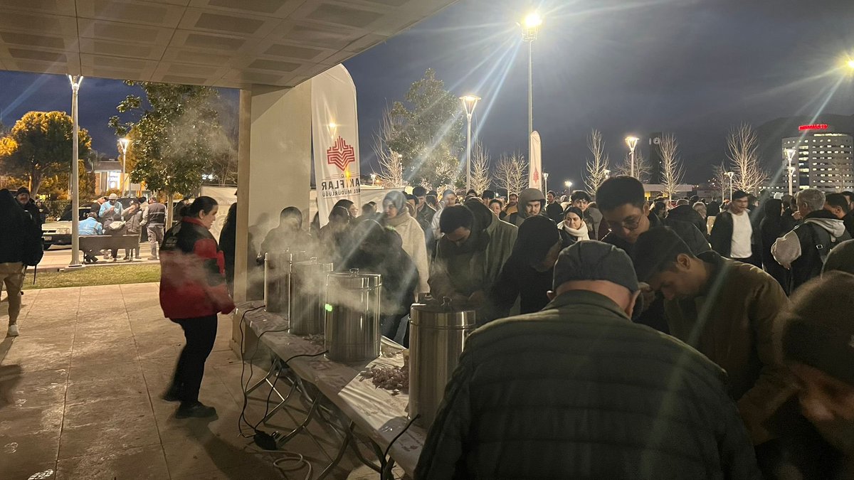 DENİZLİ
📍Müftü Ahmet Hulusi Efendi Camii ve Külliyesi İftar Soframız.

🌙Asırları Aşan Hayır Bu Sofrada.

Bu ay kalplerimize dinginlik getirsin. Hoşgörü ve sevgi bu ayda çoğalsın. Dualar samimiyetle yapılsın. Oruçlar sabırla tutulsun. Paylaşmanın değeri daha iyi anlaşılsın.