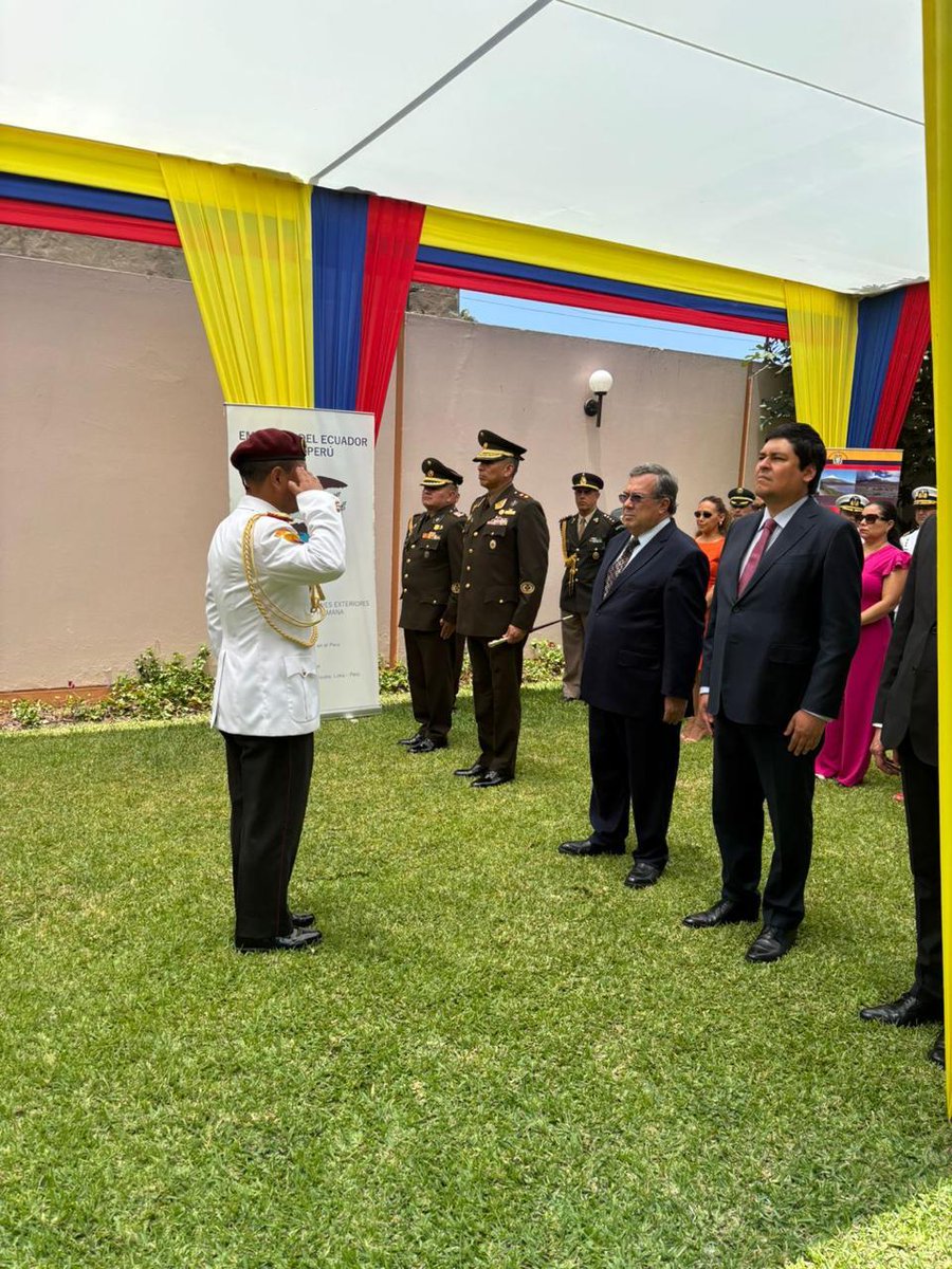 EmbajadaEcuPER's tweet photo. Hoy conmemoramos, con una solemne y significativa ceremonia, la Batalla de Tarqui, así como el Día del Ejército Ecuatoriano, del Civismo y de la Unidad Nacional 🇪🇨🇪🇨🇪🇨 https://t.co/fwyRZyCHFC