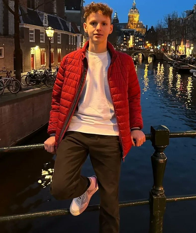 Reichen unsere Opfer denn nicht? 

„Chris kam raus (aus Castle Rock). Er schrieb sich mit mir zusammen für die College-Kurse ein und obwohl es schwer war, biss er die Zähne zusammen, wie er es immer getan hatte. Er ging aufs College und wurde schließlich Anwalt. Vorletzte Woche