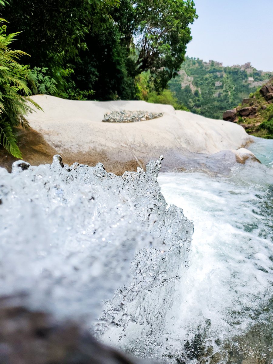 لقطة سريعة من جبال أنبيان في المسراخ – تعز.
ماء صافي وهدوء يكفيك عن ألف كلام.
— تصويري 📸
#تعز #اليمن #جبال_أنبيان #تصويري
