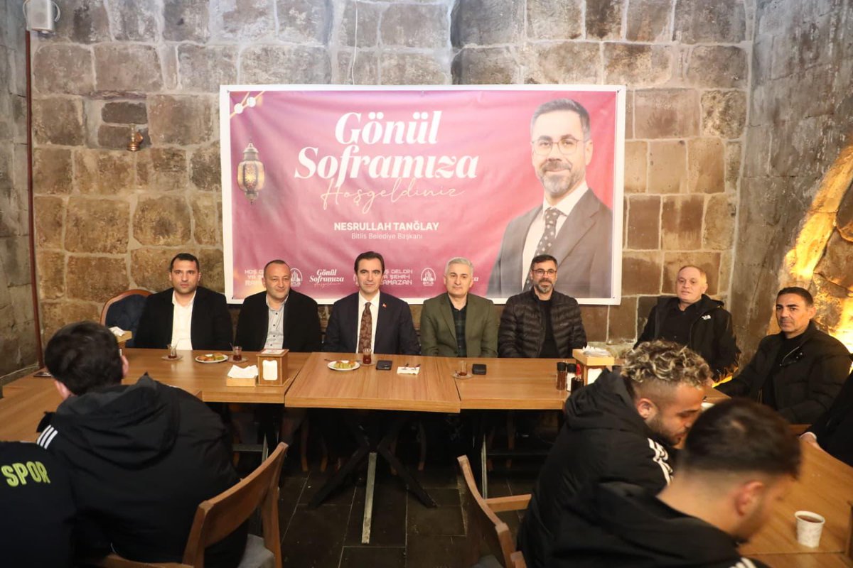 turgaykurtkan's tweet photo. Belediye Başkanımız Sn.@Ntanglay, Spor’umuzun değerli futbolcuları, teknik heyeti ve yönetimiyle iftar programında bir araya gelerek Ramazan’ın bereketini paylaştı. Samimi bir atmosferde geçen buluşmada birlik, beraberlik ve dayanışma vurgusu ön plana çıktı.

Murat 2020 Genç Spor maçı öncesinde takımımıza olan güvenimiz ve inancımız tam. Sahada formamız için mücadele edecek tüm sporcularımıza yürekten inanıyoruz. 💛🖤

Karşılaşmanın dostluk ve centilmenlik içerisinde geçmesini temenni ediyor, futbolcularımıza ve teknik heyetimize gönülden başarılar diliyoruz.
@T_Bedirhanoglu @EnginGunceoglu @Ntanglay