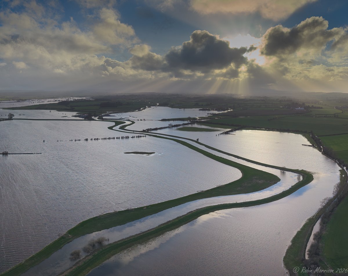 robinmmorrison's tweet photo. Just before the heavy cloud rolled in this evening, the setting sun produced a great set of rays across the flooded south #Somerset landscape.
River #Parrett flowing through the landscape upstream of #Langport. https://t.co/Zk1sEatKIv