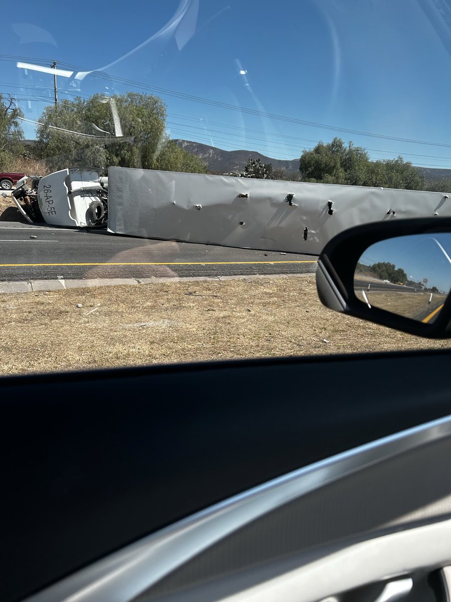luisjorgejorge's tweet photo. Accidente en carretera Querétaro a San Luis Potosí trailer volcado https://t.co/LJDI8Czqyb