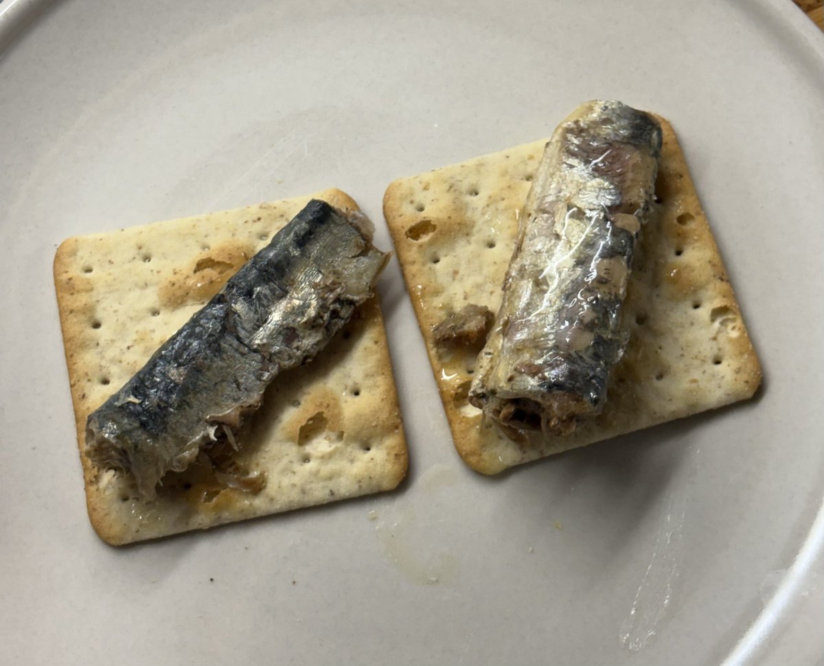 saweeeties's tweet photo. if you get past the way sardines look, and the taste of the spine, they’re a top 10 health food to have in your diet. Tonight’s dinner . https://t.co/oBeMQHUZQD