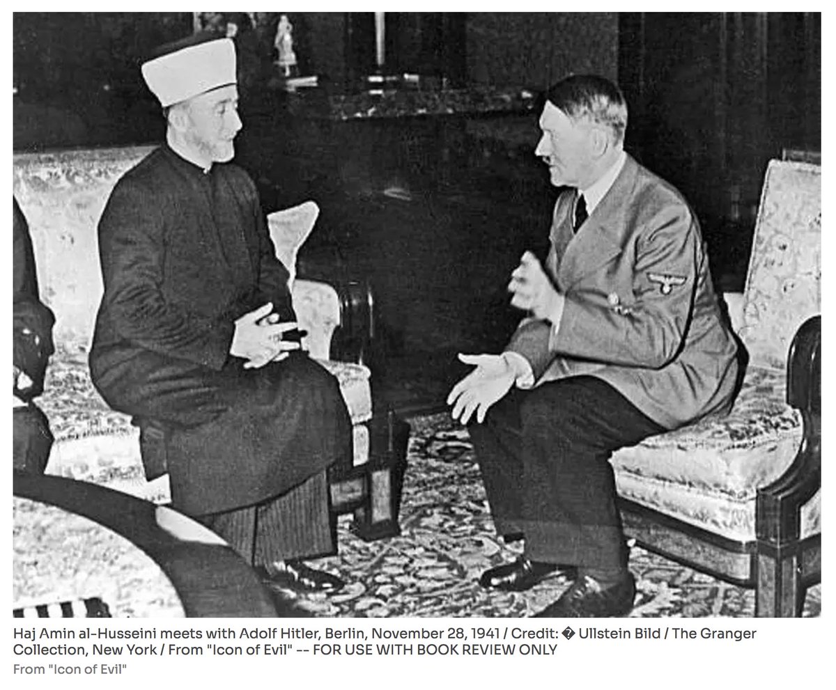 Por supuesto que los pro-palestinos vandalizan la estatua de Churchill, si les tumbó a su mejor aliado.
En la foto, Haj Amin Al-Husseini, Gran Mufti de Jerusalén (principal autoridad islámica de Palestina en ese entonces), conferenciando con Hitler. 👇👇👇