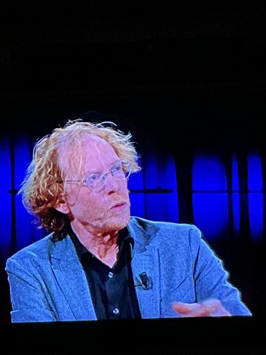 leg259's tweet image. Ik dacht eigenlijk dat elke persoon die op het scherm kwam onder handen werd genomen door de professionele schminkster/schminkers van de #vrt  

#deafspraakopvrijdag