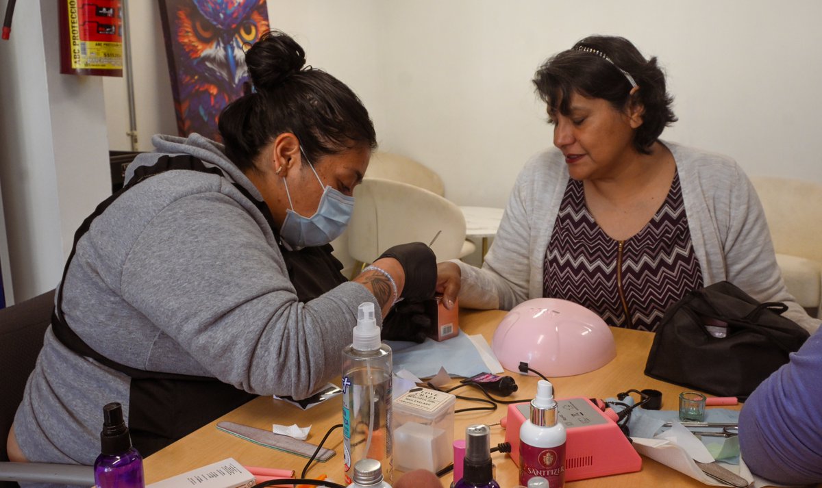 ANSeRiap's tweet photo. En @ANSeRiap sabemos que empedrar a las familias es fundamental para hacerle frente al #CáncerInfantil. 🎗️
📷Con el #TallerDeUñas, nuestras cuidadoras mejoran su técnica y emprenden, fortaleciendo la economía familiar con la #ActitudNoMeRindo. 📷📷 #CancerInfantil https://t.co/X57bMpybzz