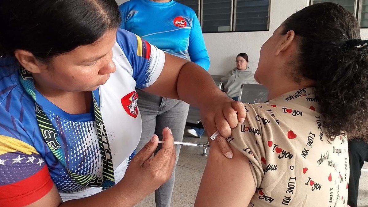 MGoaigoaza's tweet photo. La vacuna contra la fiebre amarilla "se aplicará en una sola dosis, y está indicada para personas entre uno y 59 años. Cabe destacar que es solo para los que nunca hayan recibido inmunización", proporcionando "inmunidad permanente".
#27Feb #Venezuela https://t.co/ei1Qq7IzKo