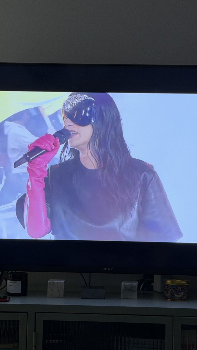 ocdseppia's tweet photo. Laura pauzzzzzzzzzzzzzzzini #Sanremo2026 https://t.co/q6vv13P1G1