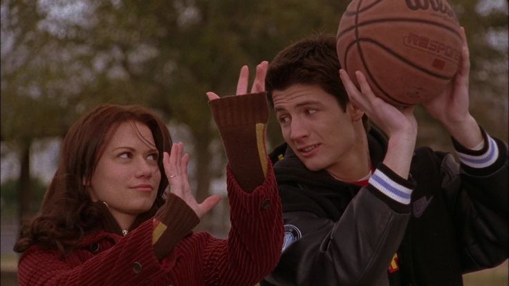 hiddlesreid's tweet photo. para vocês que vão assistir one tree hill pela primeira vez, vocês estão prestes ar ver a melhor série teen de todos os tempos https://t.co/1WGyVNSL7a