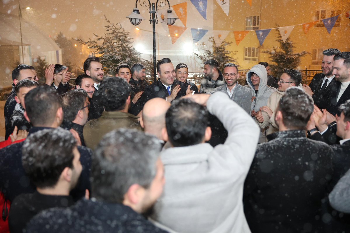 📍“Söz Gençlikte Ramazan” Yozgat🙋🏻‍♂️

Ramazan’ın dokuzuncu gününde iftar sonrası sözümüze, muhabbetimize sıcak çayımızla devam ettik, gençlerimizle bir araya geldik.

İşte heyecan, işte teşkilat, işte GENÇLİK!

Bu dava, işte bu gençliğin omuzlarında yükseliyor. 🚀