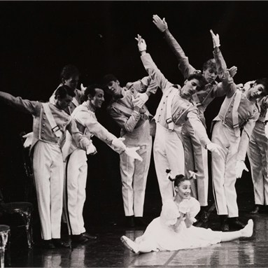 #CeJourLa En 1940, David Lichine créait le Bal des cadets. Interprété par de nombreuses compagnies, il est également repris par l’École supérieure en 1990. Cette photographie en témoigne : on y reconnaît notamment Nathalie Huot et Jean Grand-Maître.