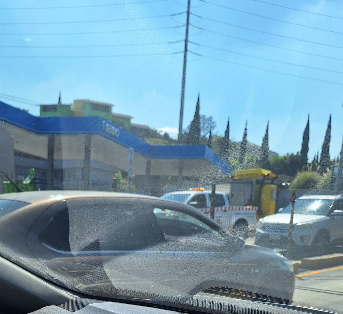 YiniGaLo's tweet photo. #superviaponiente #autopistaurbana coche detenido en acceso a los puentes, cuando pasamos no había nadie adentro y la gente de ahí, que se supone, están para ayudar, no hacen nada para agilizar la vialidad,  ni para ayudar a mover el vehículo https://t.co/QyRhf6Mneh