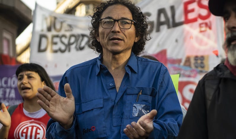 lustramax_lucha's tweet photo. Toda la solidaridad con @VictorOttoboni que fue detenido hoy a la mañana estaba presente en la movilización de 9 de julio  junto a otros trabajadores de Fate, como parte del  reclamo contra el  cierre de Fate, contra los despidos y contra  la reforma laboral. https://t.co/Yfm6BBnM4t
