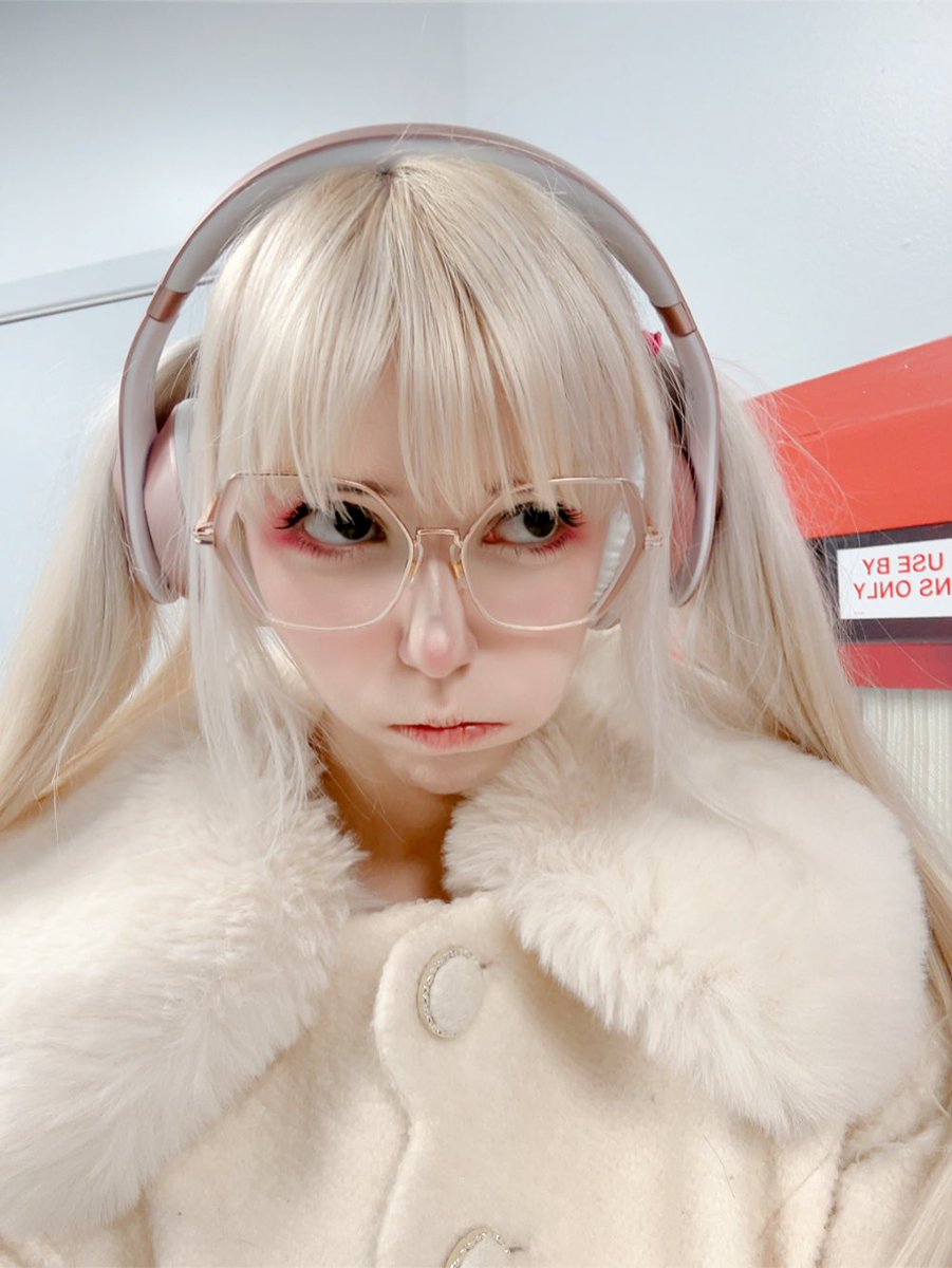 twitchutaite's tweet photo. i got glasses !!! https://t.co/GGSpFAITTg
